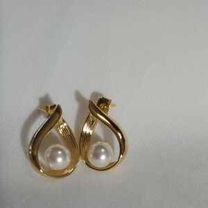 Soda Elegant Gold and Pearl Earrings